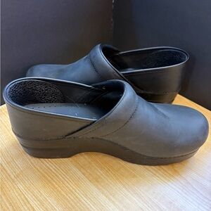Dansko Women’s Black leather Professional Clogs shoes size 39 US 8.5-9 comfort
